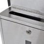 Detailaufnahme: Doppelter Edelstahl-Briefkasten mit Schloss und Zeitungsfach.