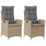 Zwei verstellbare Gartensessel aus Poly Rattan in Beige mit grauen Kissen.