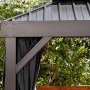 Detailaufnahme: Schwarzer Sojag Pavillon London mit Doppeldach und Moskitonetz.
