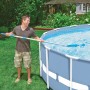 Mann reinigt Pool mit Intex Reinigungs-Set Venturi, bestehend aus Kescher und Teleskopstange.