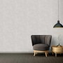 PROFHOME Uni Tapete in Silber-Matt (0,53x10,05m) an Wand mit Sessel und Lampe.