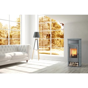 Fireplace Alicante Kaminofen aus Speckstein, schwarz, 8 kW, mit Holzscheiten im Wohnraum.