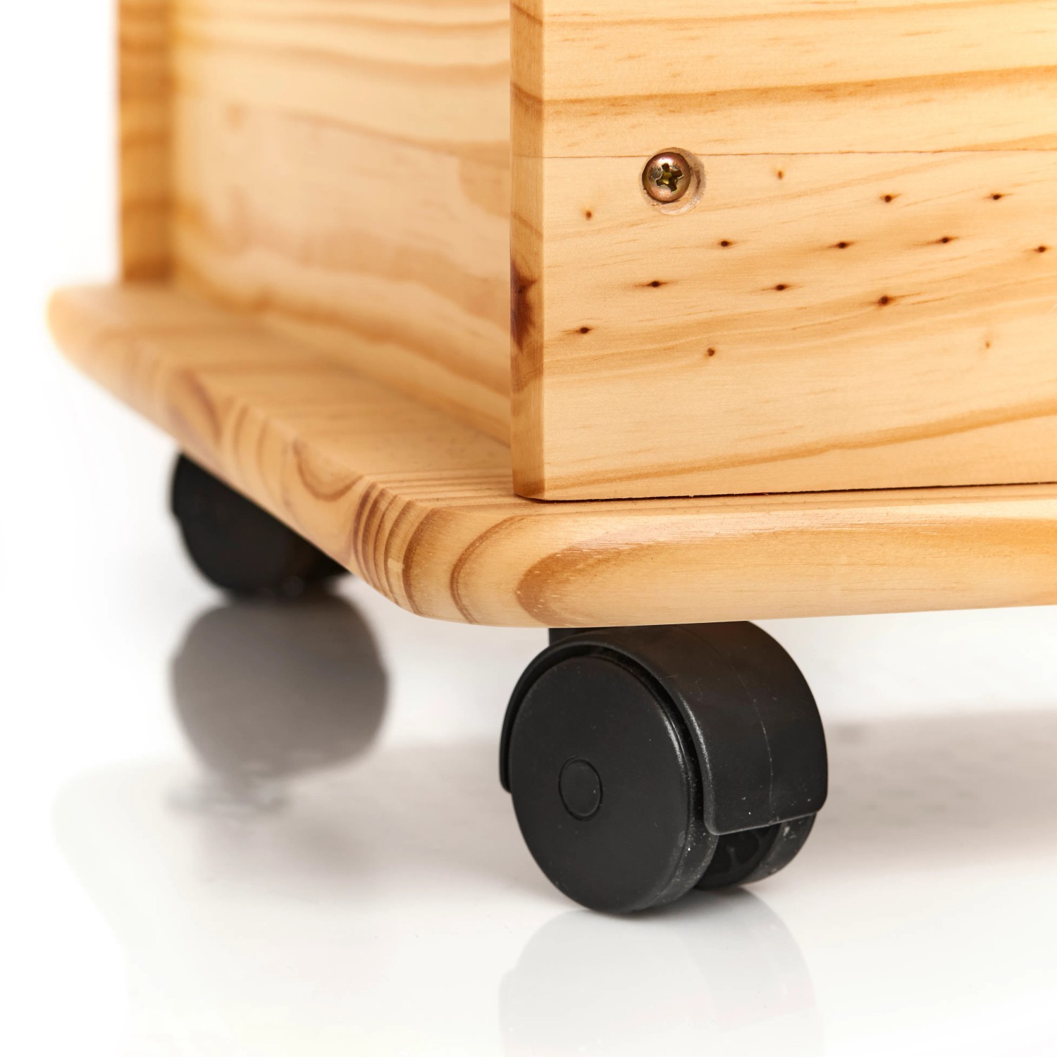 Detailaufnahme: Kiefer Aufbewahrungstruhe mit Rollen, Naturholz, schwarze Rollen.