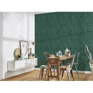 Wohnraum mit A.S. Création Vliestapete in Rostoptik Dunkelgrün. Dekorative Tapete mit leichter Struktur und Glanz.