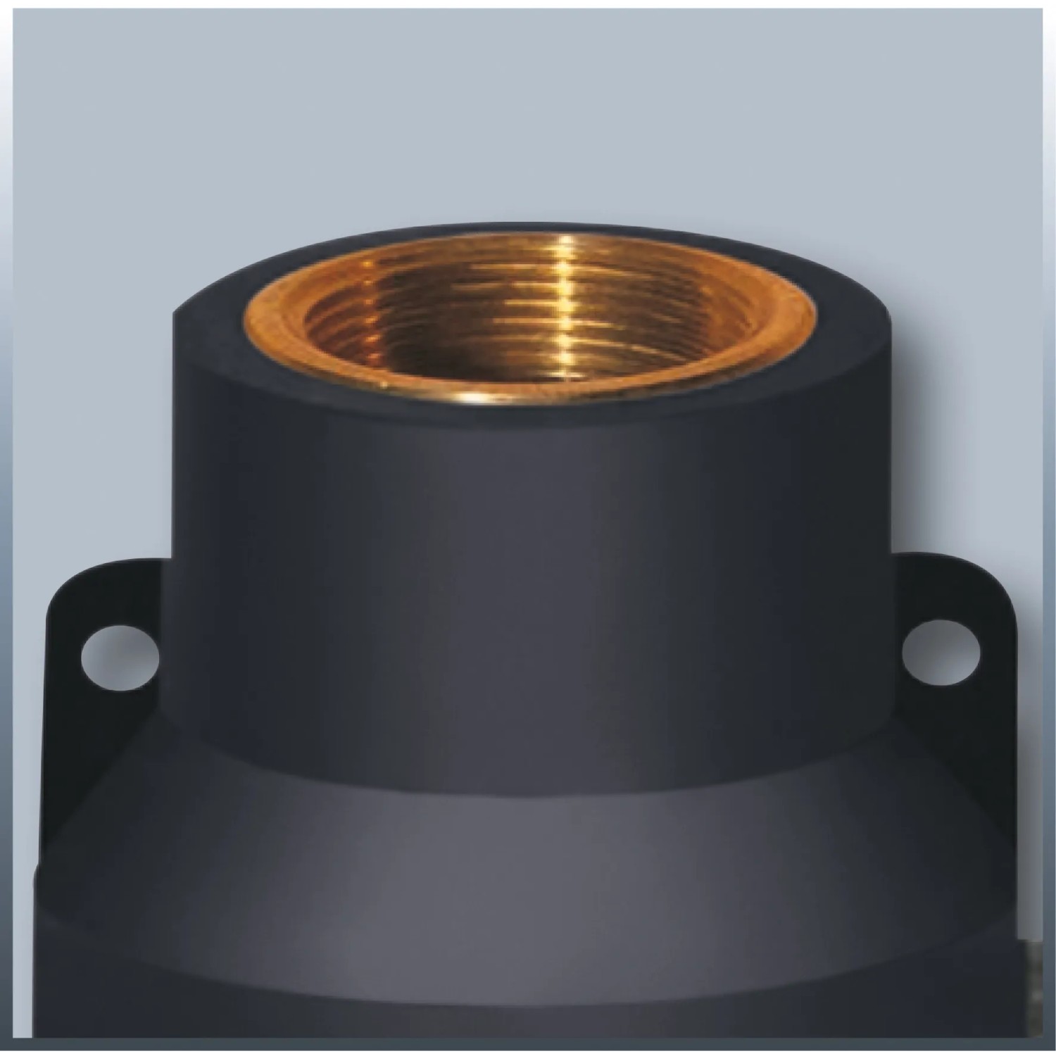 Detailaufnahme: Druckanschluss mit Messingeinsatz der Einhell Tiefbrunnenpumpe GC-DW 1300 N.