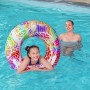 Mädchen schwimmt mit buntem Bestway Schwimmring Summer Swirl im Pool.