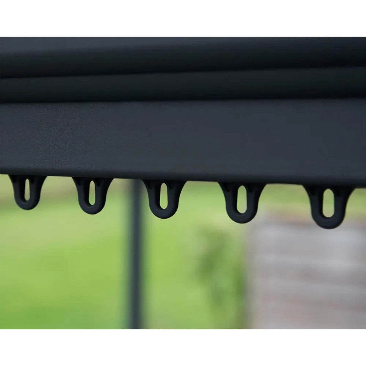 Detailaufnahme: Vorhang-Clips am Palram Canopia Monaco Pavillon in Anthrazit.