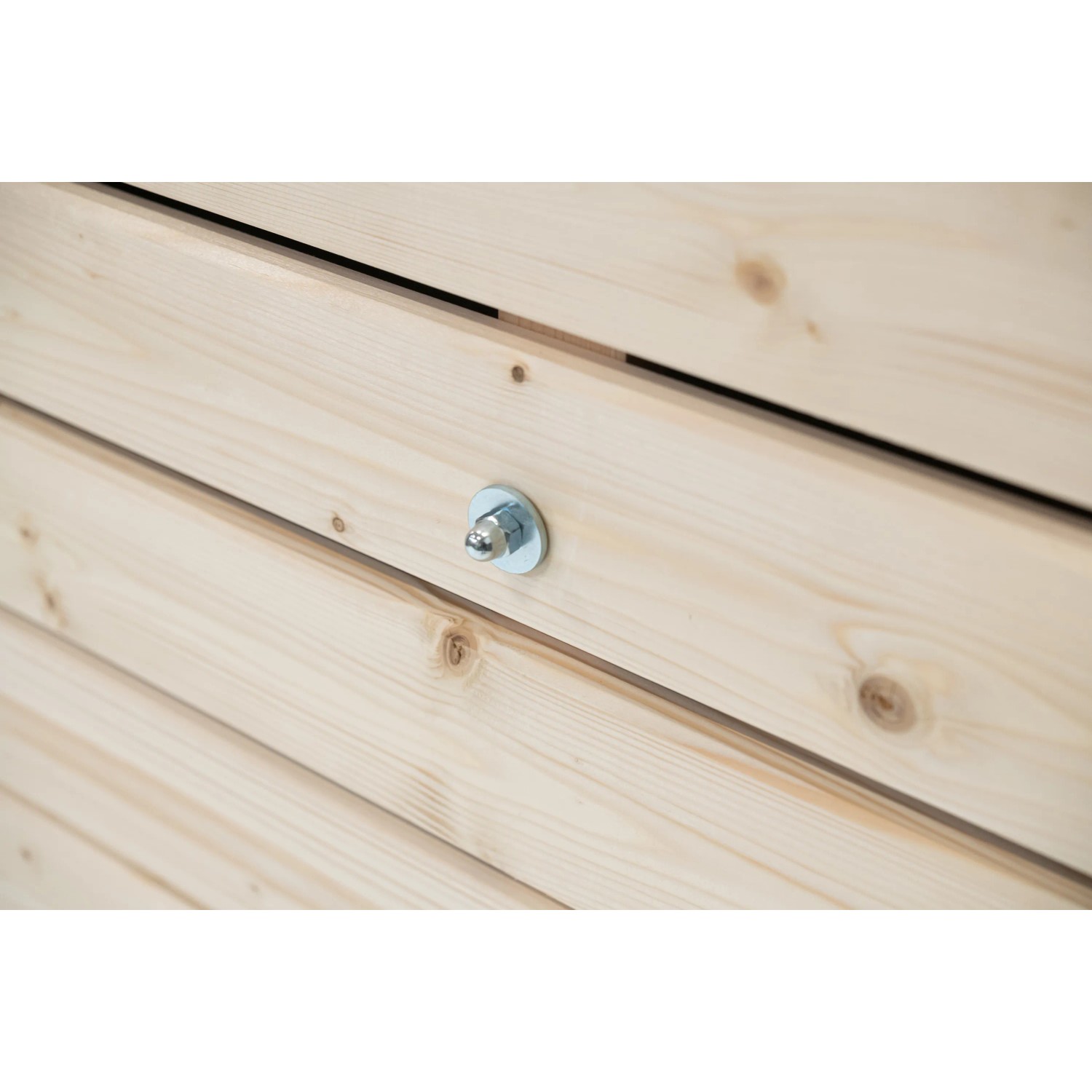 Detailansicht: Fichtenholz-Hochbeet L von Westmann mit Schraube und Unterlegscheibe.