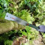 Bosch Japansäge Ryoba in Aktion: Zugsäge schneidet Ast im Garten. Handsäge mit Softgriff.