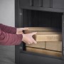 Anthrazitfarbene Floraworld Paketbox aus Stahl, abschließbar, mit Paketen befüllt.