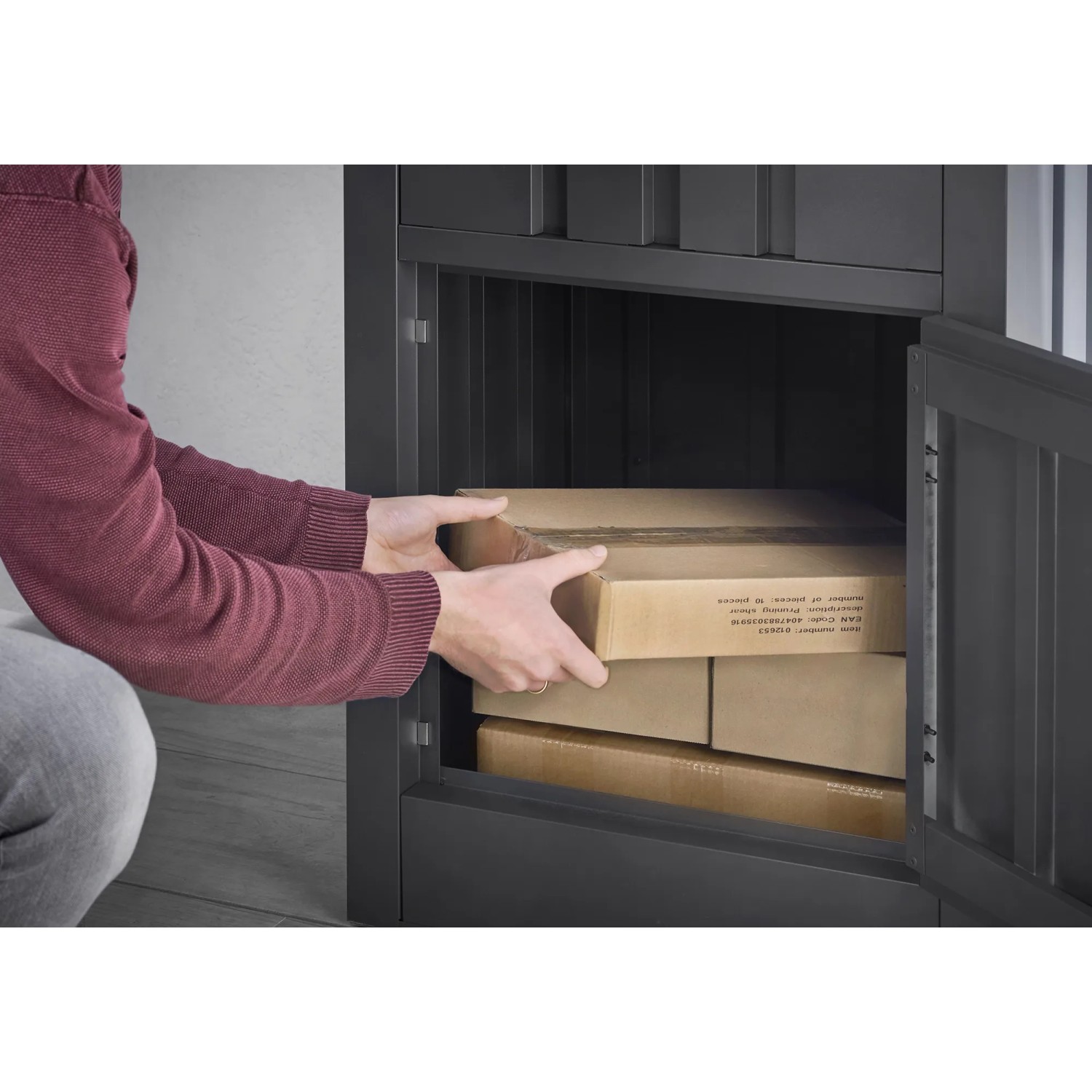 Anthrazitfarbene Floraworld Paketbox aus Stahl, abschließbar, mit Paketen befüllt.