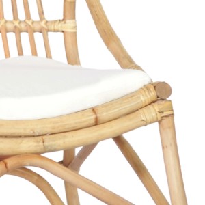 Detailansicht Rattanstuhl mit Leinenkissen, Teil der Relaxsessel-Kollektion.