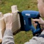 Rapid Akku-Tacker BTX606 im Einsatz beim Möbelbau. Der blaue Tacker wird zum Befestigen von Holzleisten verwendet.