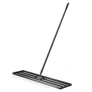 Schwarzer Wiltec Aluminium Rasenrakel mit langem Stiel und breitem Rechenkopf für Rasenpflege und Ebnung.