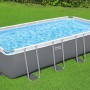 Grauer Bestway Steel Pro MAX Pool, 549x274x122 cm, eckig, mit Sandfilteranlage auf Rasen.