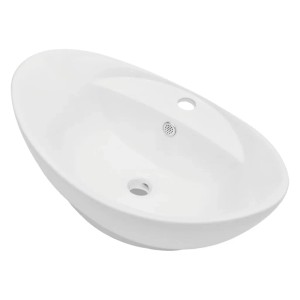 Ovales, weißes Keramik Waschbecken als Teil eines Badmöbel-Sets.