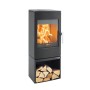 Schwarzer Haas+Sohn Kaminofen aus Stahl (6 kW) mit Holzfach und brennendem Feuer.