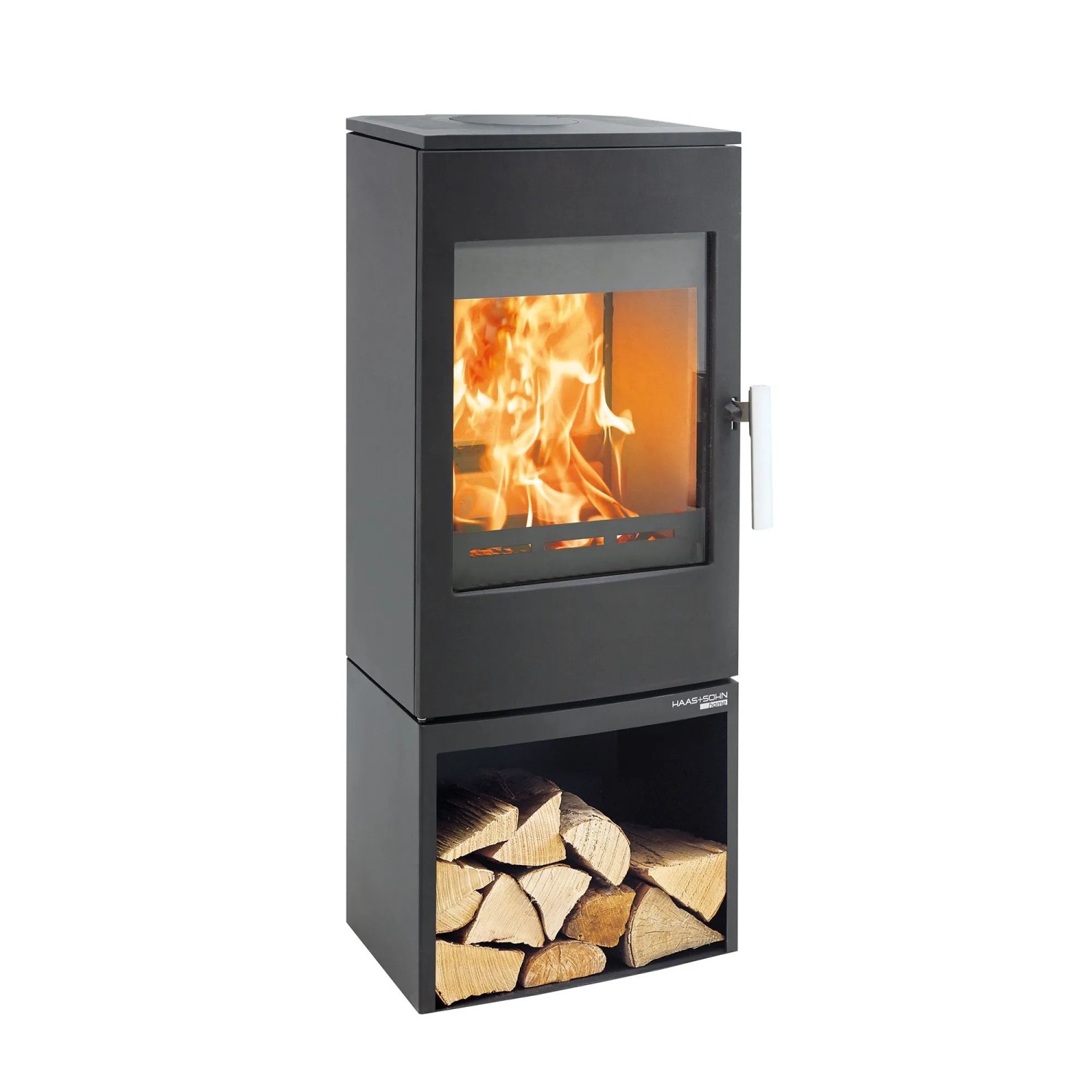 Schwarzer Haas+Sohn Kaminofen aus Stahl (6 kW) mit Holzfach und brennendem Feuer.