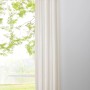 Mydeco Ösenschal Mood Ecru, 300x135 cm, vor Fenster mit Ausblick ins Grüne.