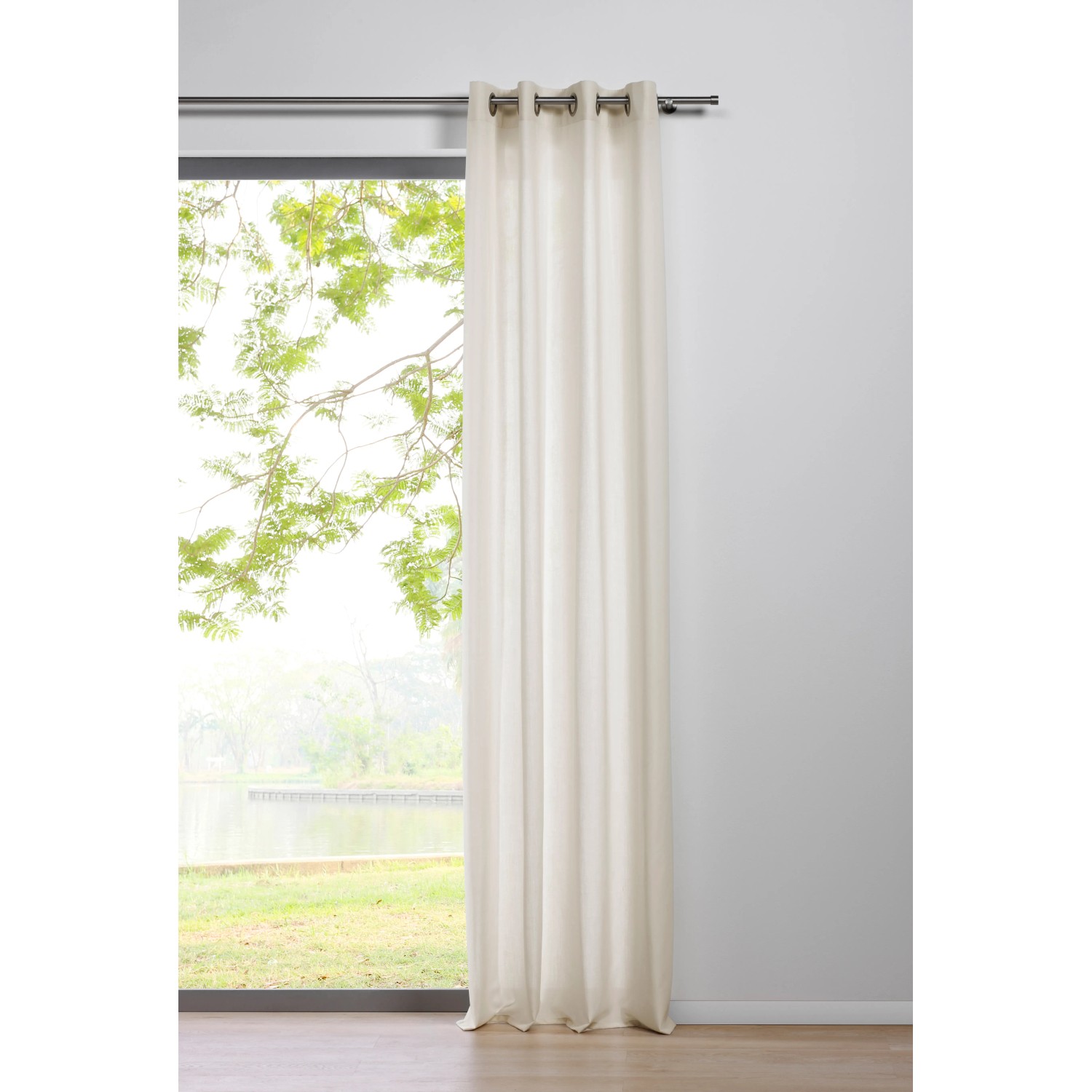 Mydeco Ösenschal Mood Ecru, 300x135 cm, vor Fenster mit Ausblick ins Grüne.
