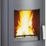 Grauer Wamsler Atlas Kaminofen aus Stahl mit Holzscheiten im Lagerfach und brennendem Feuer.