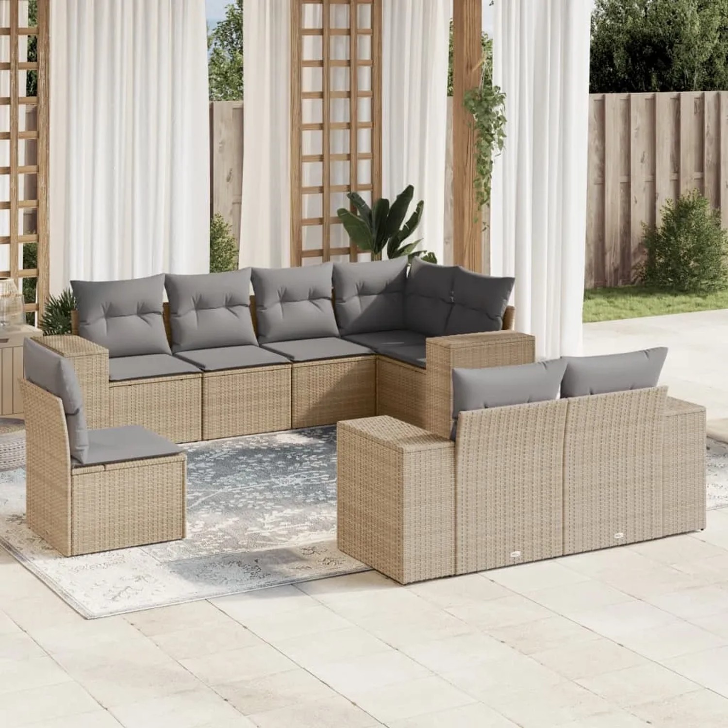 Beige 8-tlg. Garten-Sofagarnitur aus Poly Rattan mit hellgrauen Kissen.