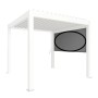 Elektrisches Biohort Sonnenschutzrollo in Grau an weißer Pergola. UV-beständiges Gewebe mit ZIP-Funktion.