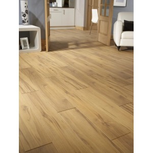 Kaindl Laminat Eiche Desert, 8mm stark, verlegt im Wohnraum mit passender Einrichtung.