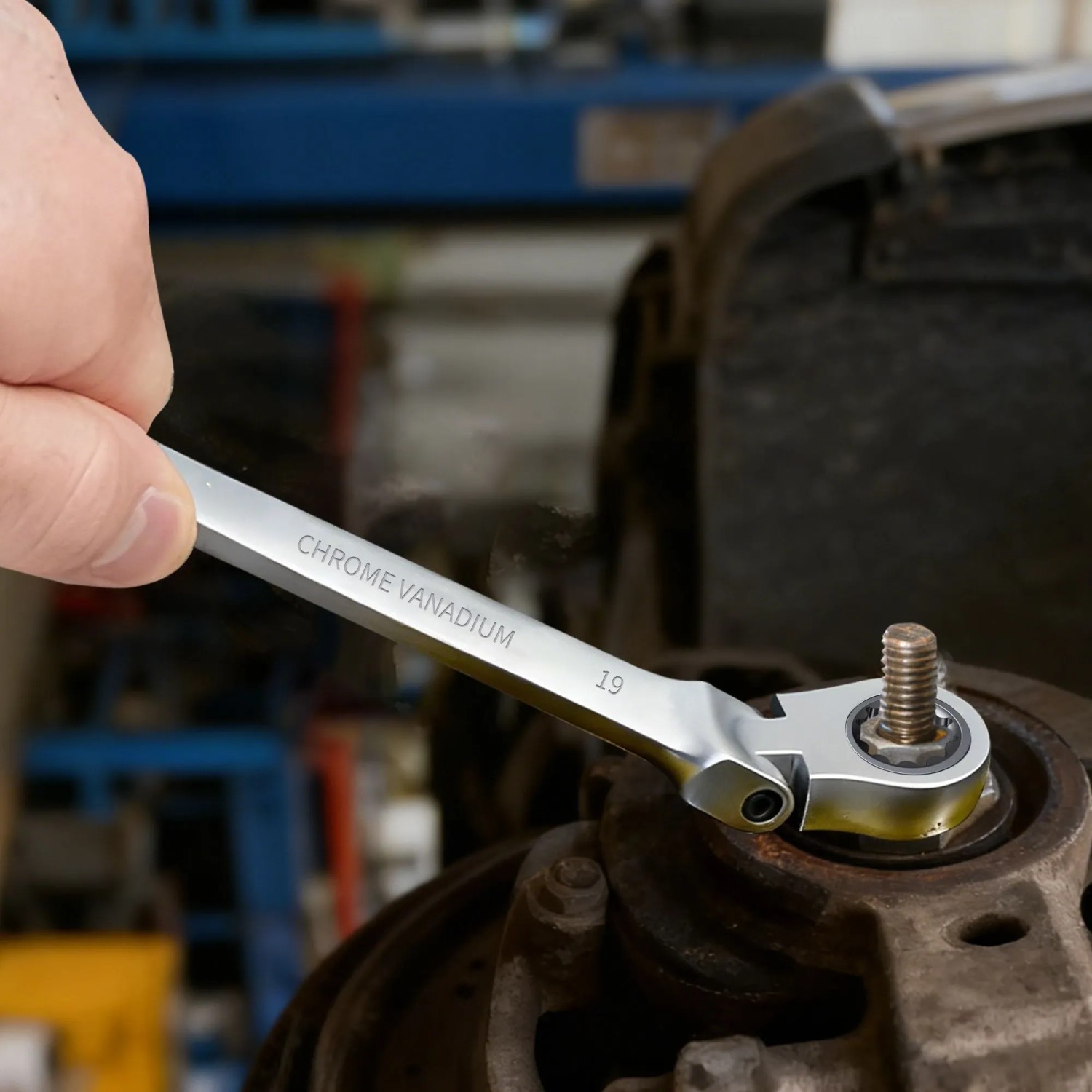 Hand nutzt CCLIFE Gelenk-Ratschenschlüssel 19mm aus Chrom-Vanadium für Kfz-Reparatur. Flexibler Kopf.