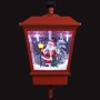 Rote Weihnachts-Wandleuchte mit LED-Licht und Schneefall. Innen: Weihnachtsmann, Baum, Laterne. Festliche Weihnachtsdekoration.