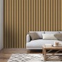 FN Acustico Akustikpaneel Eiche Natur an Wand hinter Sofa und Teppich.