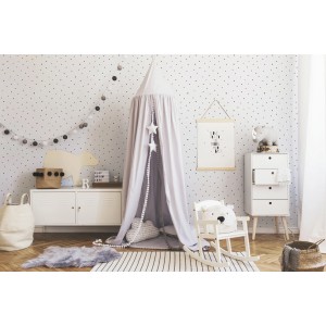Kinderzimmer mit Vliestapete mit schwarzen Punkten als Dekoration.