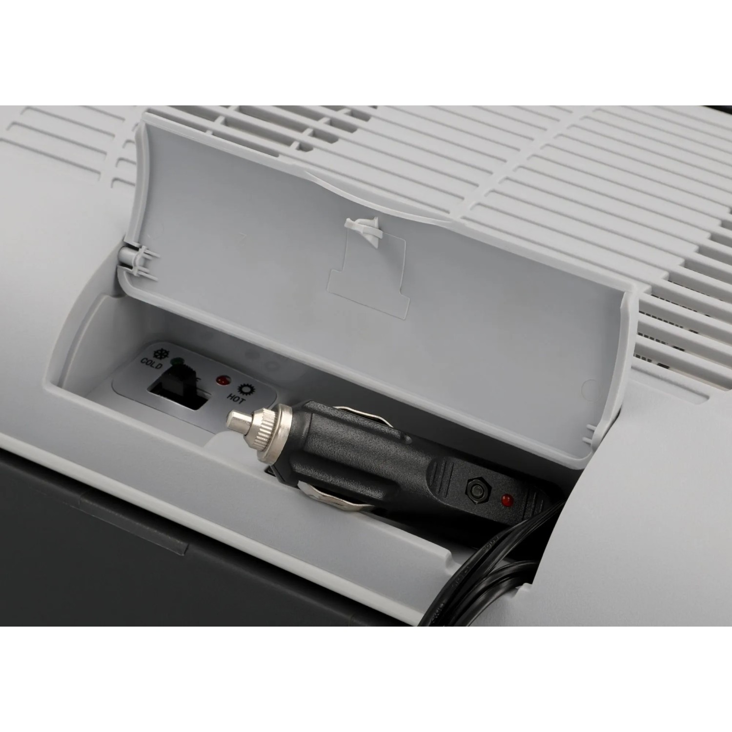 Detailaufnahme AEG Kühlbox KK 14: Schalter für Kühlen/Wärmen und 12V-Stecker im Fach.