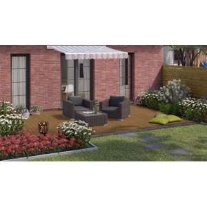 Terrasse mit braunen Nadelholz-Terrassendielen und Gartenmöbeln.