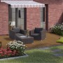 Terrasse mit braunen Nadelholz-Terrassendielen und Gartenmöbeln.