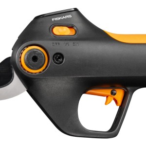 Fiskars Akku-Gartenschere M Bypass in Schwarz-Orange. Nahaufnahme von Griff, Schalter (OFF/ON) und Abzug für Gartenarbeiten.