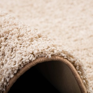 Detailaufnahme: Beiger Snapstyle Hochflor Läufer Teppich Milano, weiche Textur.