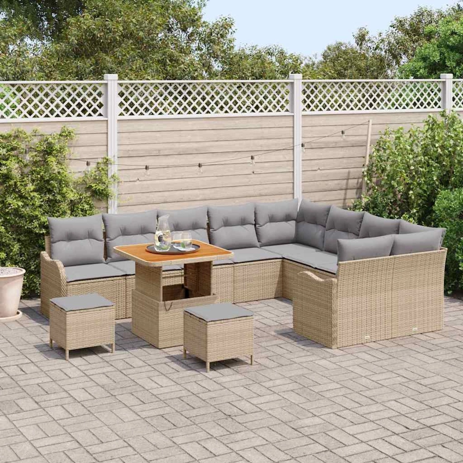 Beiges 12-tlg. vidaXL Garten-Sofa-Set aus Poly Rattan mit Tisch und Hockern für Terrasse und Garten.