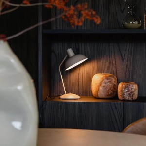 Beige QAZQA Retro Tischlampe Milou auf einem Regal, neben Deko-Objekten. Innenleuchte für Wohnzimmer.