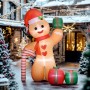 Outsunny aufblasbarer Lebkuchenmann mit Zuckerstange und Geschenken, orange, beleuchtet, als Weihnachtsdekoration im Schnee.