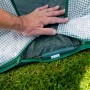 Detailaufnahme: Westmann Überwinterungszelt Avocado mit Reißverschluss und Hand auf Folie.