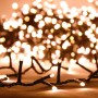 Warmweiße LED-Lichterkette mit dunklem Kabel, viele leuchtende LEDs. Ideal für Weihnachtsdekoration.