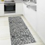 Mehrfarbige Wenko Badematte Sassi 65x200 cm im Stein-Design als Küchenläufer in Küche.