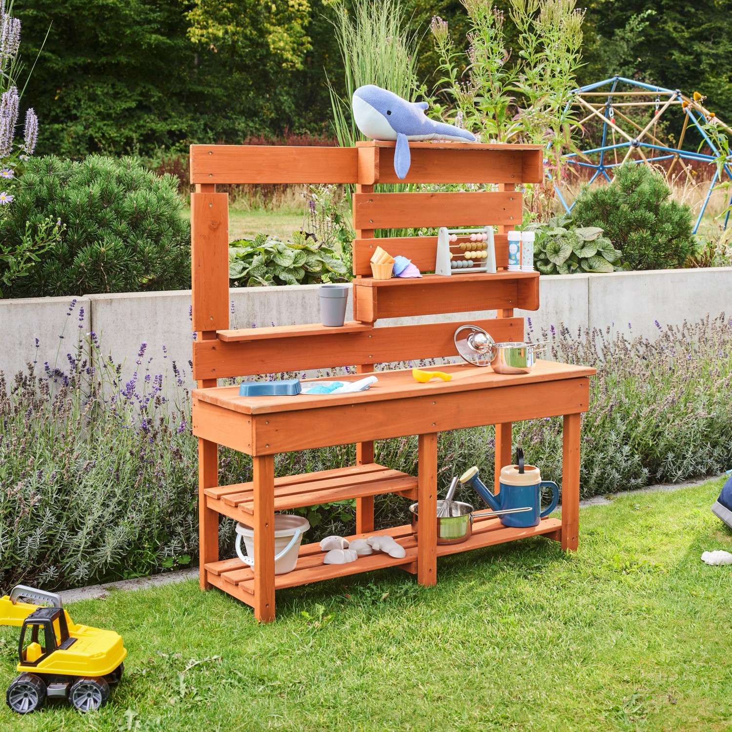Home Deluxe Spielküche Mandu aus Holz mit Zubehör im Garten.