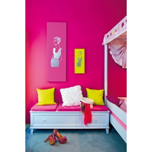 Wandgestaltung mit Marabu Edelmatt Lavendel Akzentfarbe und Deko-Elementen im Kinderzimmer.
