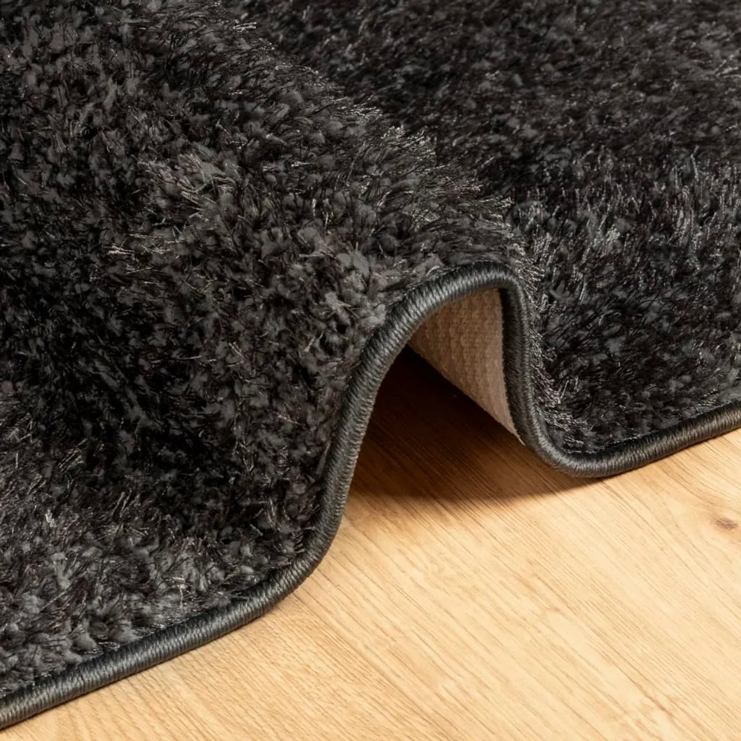 Detailansicht des anthrazitfarbenen vidaXL Teppich Istan Hochflor (120x170 cm) mit glänzender Oberfläche.