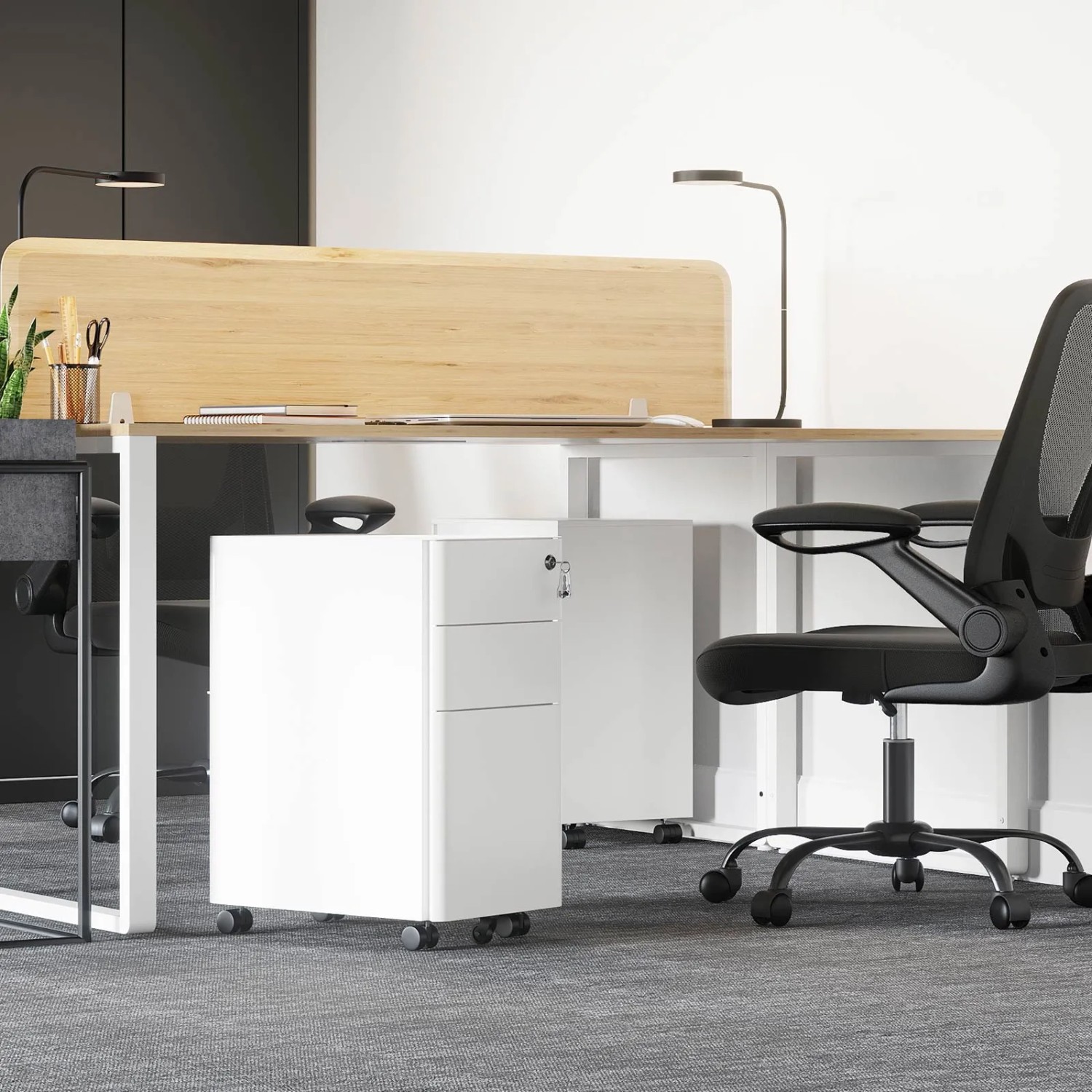 Weißer, abschließbarer Songmics Büroschrank mit Rollen unter Schreibtisch. Aktenschrank mit drei Schubladen.