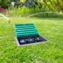 Gardena Bewässerungsventil 9 V Bluetooth im Garten mit geöffnetem Deckel und laufenden Sprengern.