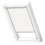 Weißes Velux Sichtschutzrollo RFL C02 1028S für Dachfenster, manuell bedienbar.