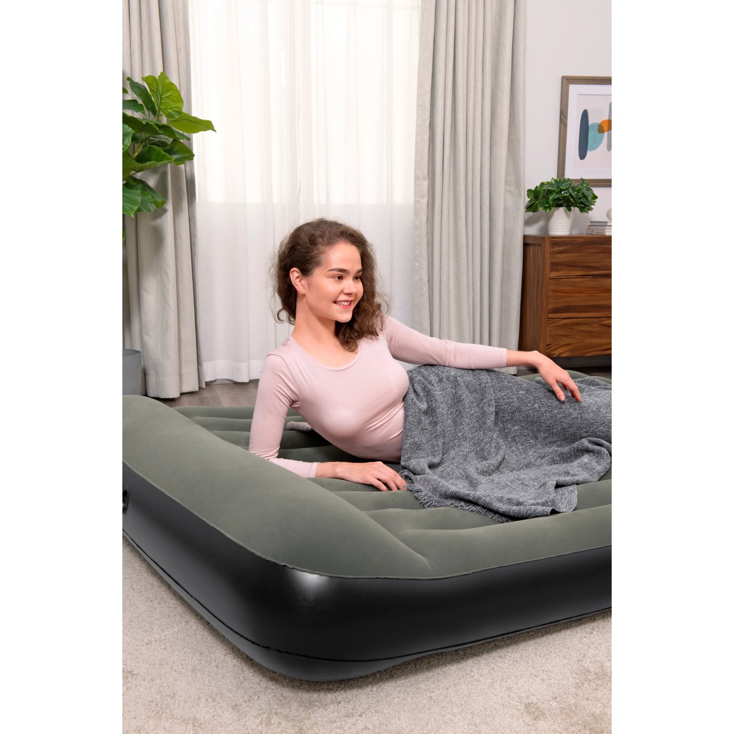 Bestway Doppelluftbett TriTech, 203x152x30 cm, schwarz, mit liegender Person und grauer Decke.